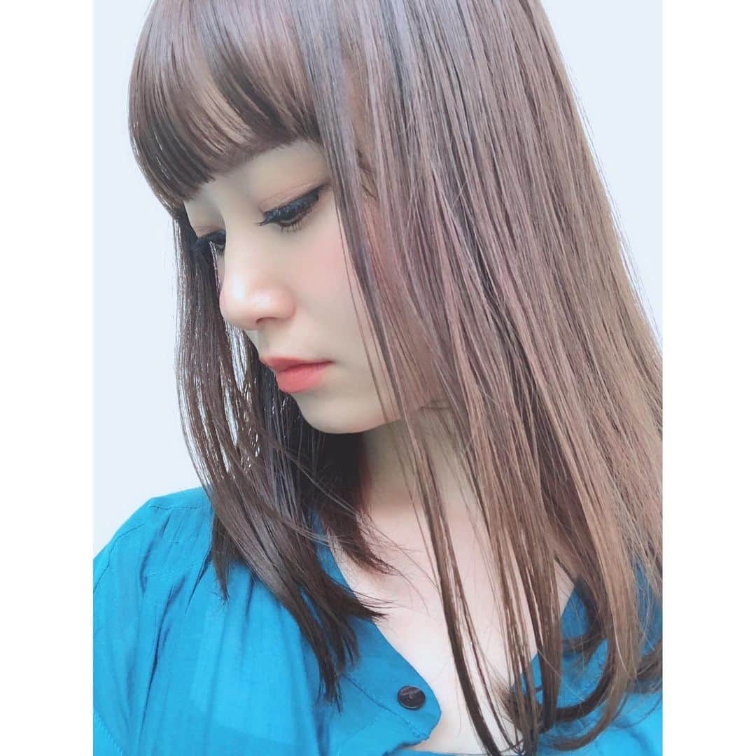 菊井彰子さんのインスタグラム写真 - (菊井彰子Instagram)「お腹の中の我が子に栄養を吸いとられまくっとる毎日。 髪の毛もパサパサになってたんやけど @risel_hiro 浅野さんのおかげで見事に生まれ変わった😭 カラーも明るすぎず暗すぎずな上品なミルクティーおベージュを❤︎たまには前髪パッツンストレートもいいかも♩それにしても写メで綺麗に色を写すの難しい💦 実際の色の方が100倍よいです。 #riselxoxo  #ミルクティーベージュ  #炭酸トリートメント」5月17日 19時09分 - yanakiku_kiku