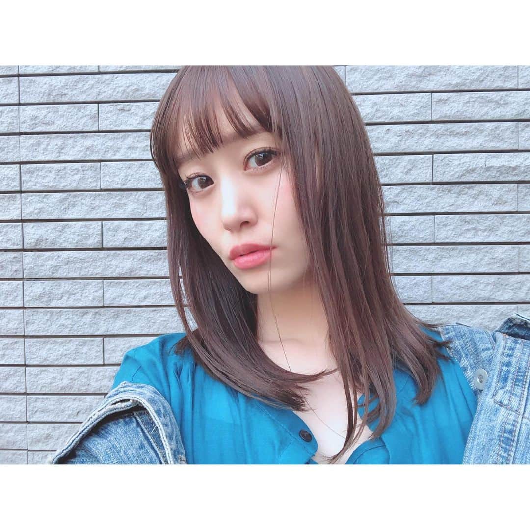 のインスタグラム：「お腹の中の我が子に栄養を吸いとられまくっとる毎日。 髪の毛もパサパサになってたんやけど @risel_hiro 浅野さんのおかげで見事に生まれ変わった😭 カラーも明るすぎず暗すぎずな上品なミルクティーおベージュを❤︎たまには前髪パッツンストレートもいいかも♩それにしても写メで綺麗に色を写すの難しい💦 実際の色の方が100倍よいです。 #riselxoxo  #ミルクティーベージュ  #炭酸トリートメント」