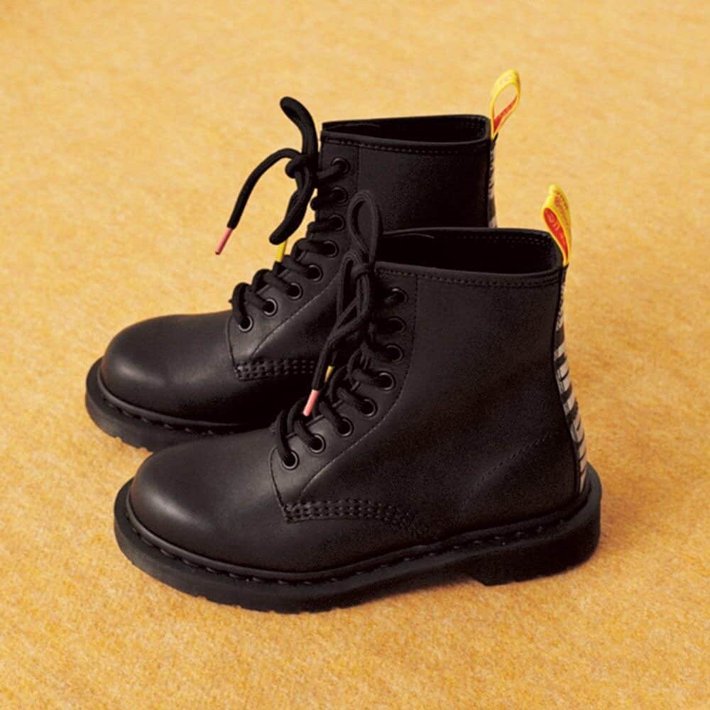 ginza magazineさんのインスタグラム写真 - (ginza magazineInstagram)「定番8ホールの靴紐とプルタグがカラフルに。 SEX PISTOLSコラボレーション！ ⠀ #boots #shoes #drmartens #sexpistols_official #ブーツ #シューズ #ドクターマーチン」5月17日 19時18分 - ginzamagazine