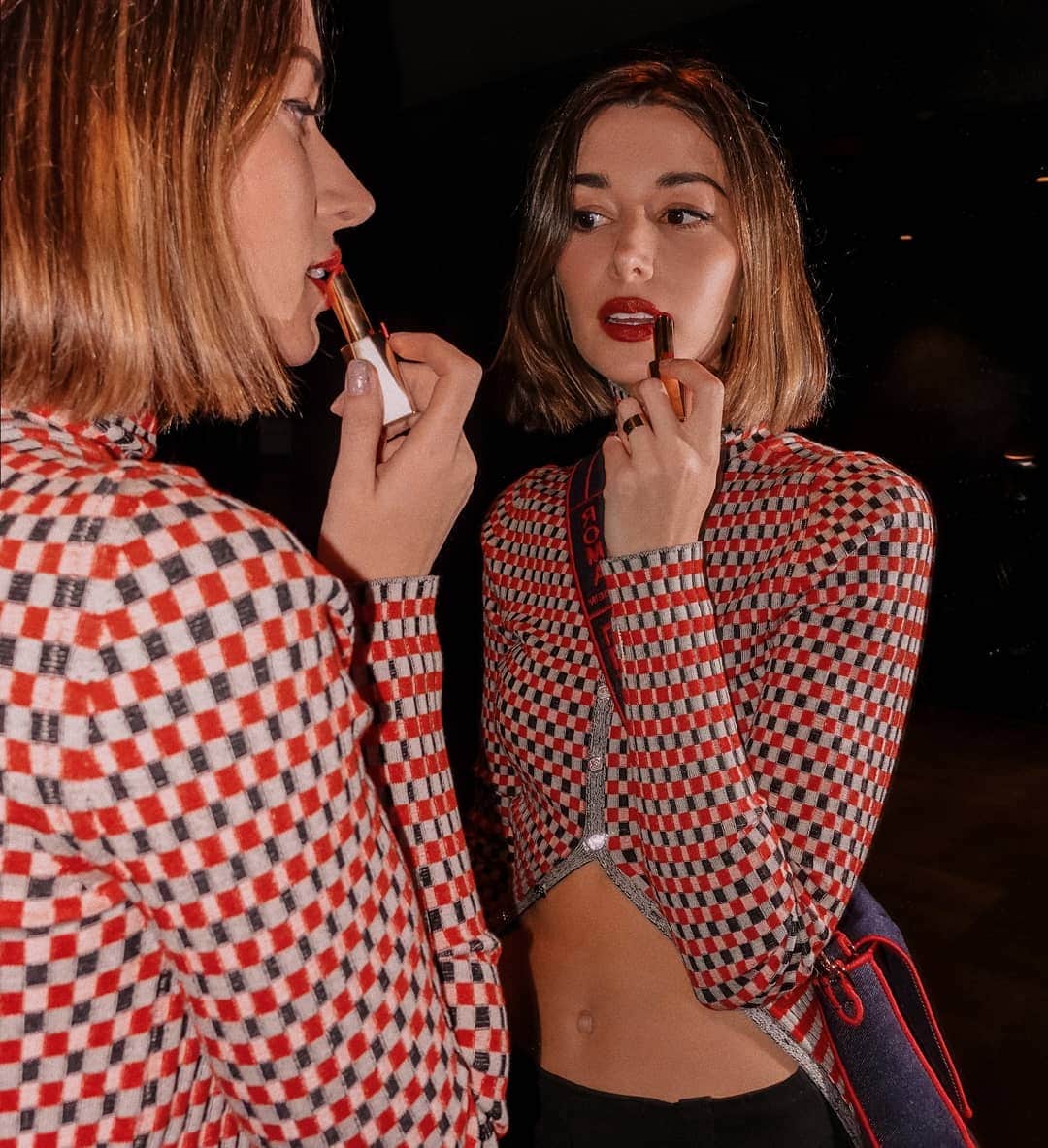カルメン・ハミルトンのインスタグラム：「After dark 💫 my beauty look for the #mbfwa after party last night feat. @esteelauder Pure Color Desire Lipstick (shade name: 'Stagger') #ELAmbassador」