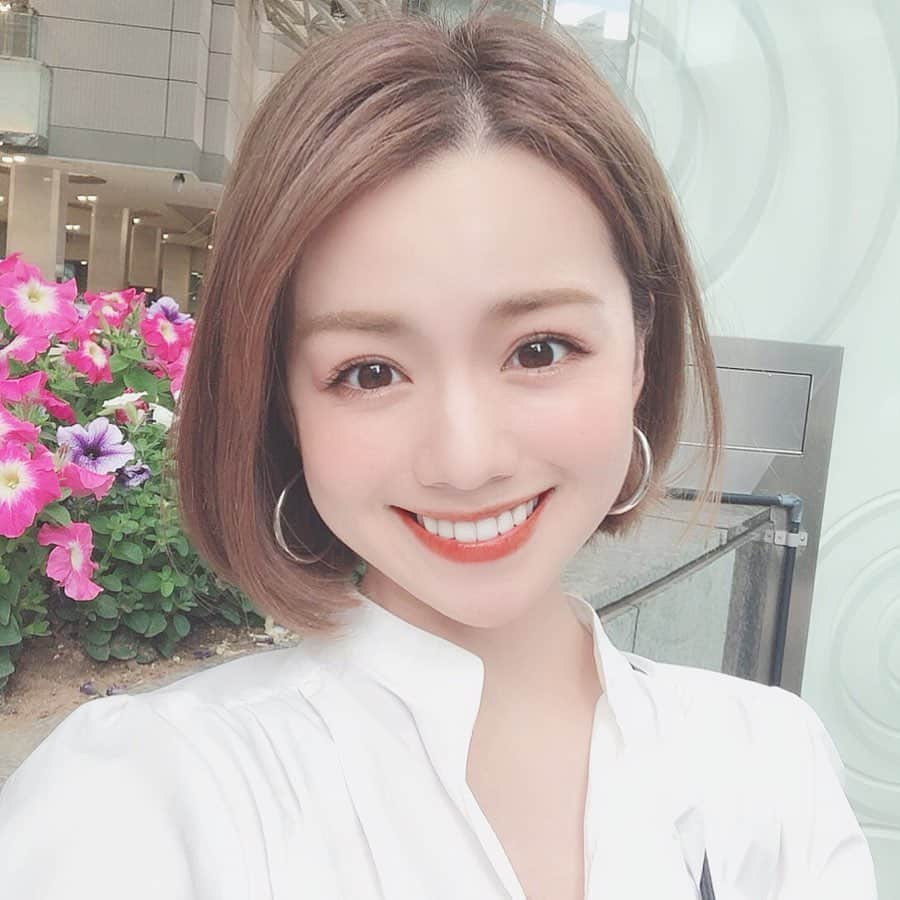 黒田真友香さんのインスタグラム写真 - (黒田真友香Instagram)「明日で今月の東京ライフ最後🥺 また来月✈️ ・ 最近は東京大阪間ももっぱら飛行機移動。マイル貯まるし飛行機の方が安いのに今まで何をしていたのだろう。笑 ・ けど時間とか未定な時は新幹線が便利だね👍 ・ ・ ・ 昨日、西武池袋線本店でダイソンエアラップの体験をしてきました！ 風の力で髪の毛が巻けるから、半乾きでOK、髪も傷みにくい。便利になったなあ〜🥺お値段は少し高いんだけど、このセットでドライヤーから巻き髪からストレートまで一式ダイソンで揃えられると思ったら欲しいかも、、 ・ 安いドライヤー使ってて、インスタライブの時にフォロワーさんにもっといいの使いなよって言われた黒田です😂w  5月21日まで体験できるみたいだから、気になる方は行ってみてね🥰 ・ #dysonhair #エアラップ #pr」5月17日 19時12分 - kurodamayukaxx