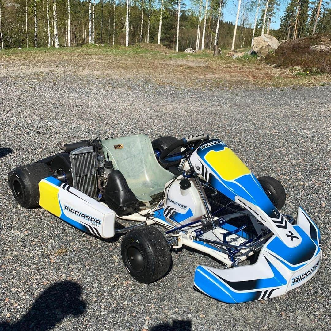 勝田貴元さんのインスタグラム写真 - (勝田貴元Instagram)「Got a own kart at Finland🇫🇮! Nice to back to the beginning of my career 💪 Karting is one of the best training and hobby 😆 Kiitos @kallerovanpera  @jonnehalttunen and Kari! フィンランドで念願のマイカート購入！ R5とWRカー乗るようになってからカート乗ってて良かったなぁ。とより思うようになった😆 原点に戻ってカッレとカートトレーニングに励むぞ💪 カート乗れるのが嬉し過ぎて楽しみ過ぎて震える😂 #karting #ricciardokart #rotax #max #ilovekarting #原点 #色々乗ってきたけどカートが1番面白い説 #blute #ぶるーと @teamblute」5月17日 19時15分 - takamotokatsuta