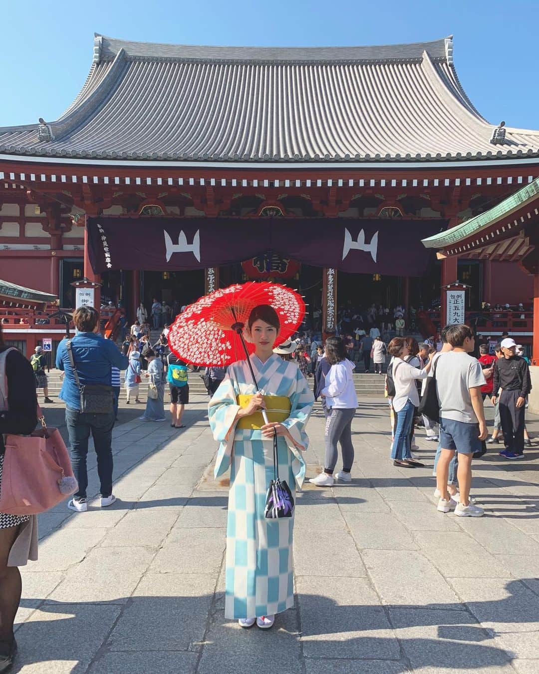柳めぐみのインスタグラム：「. . 本日はお着物着せてもらって浅草での撮影でした👘✨ お天気すごい良くてめちゃくちゃ暑かったけど、涼しげな水色に黄色の帯が可愛い着物でした😍👘❤️ . #japankuru #浅草 #asakusa #着物 #kimono」