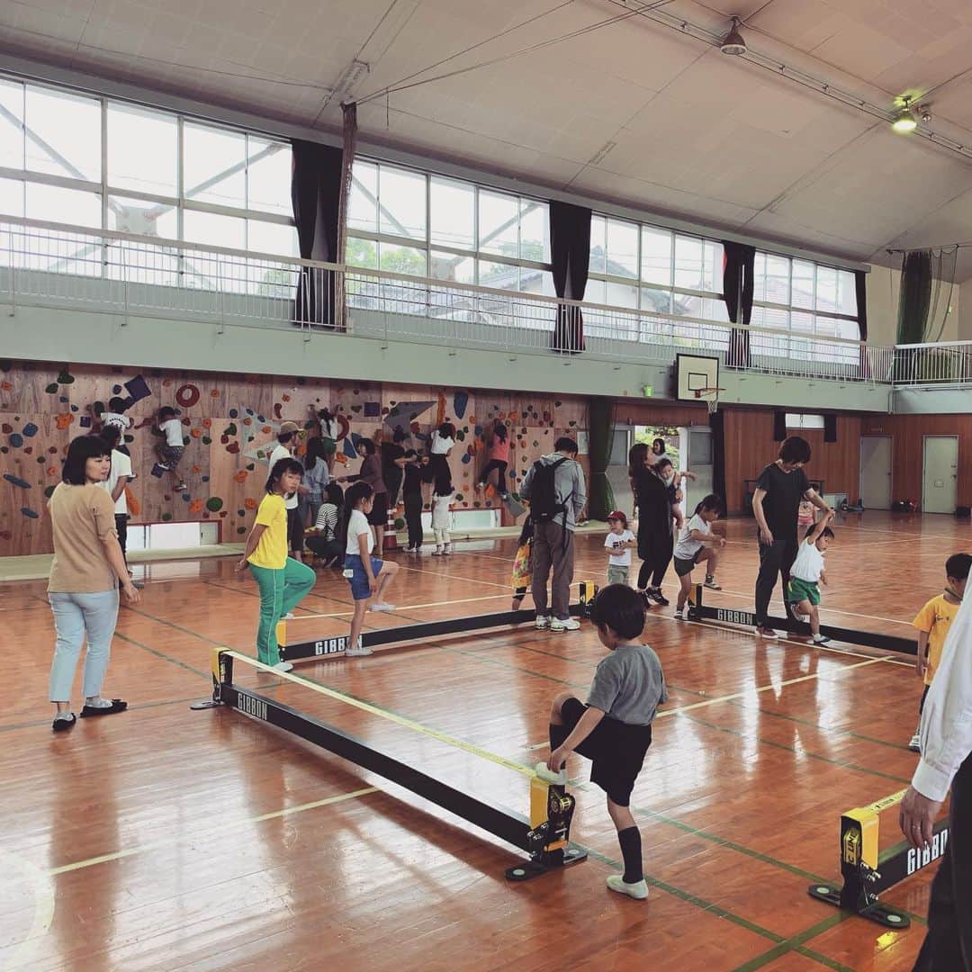 大杉徹さんのインスタグラム写真 - (大杉徹Instagram)「岡山県の早島町の小学校、中学校では @climbers.body.balance.lab.o さんの働きかけにより、"SlacklineResearch"@srjapanがスラックラインを導入指導させて頂きました。 また、新宿区の全小学校でもこの度導入が決定されました。 奥に見えるのは @rocksclimbinggym によるボルダリングウォール。早島幼稚園にも設置済み。さて、次は？  #slacklineresearch #rocksclimbinggym  #slacklife #スラックライン #ボルダリング #早島 #新宿区」5月17日 19時20分 - toru_gappai_osugi