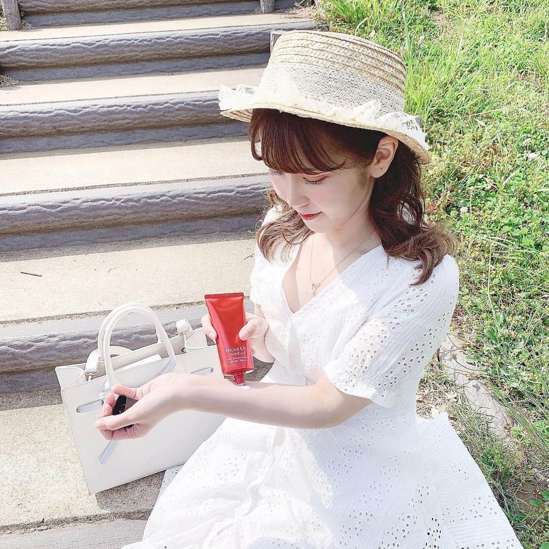 五十嵐茉優さんのインスタグラム写真 - (五十嵐茉優Instagram)「ㅤ 日焼け止めについて質問がいくつかきていたので 最近使ってる日焼け止めを改めて紹介します💭 ㅤ 私が使ってるのは今は主にビオレのアスリズム！ 前に紹介した時もすごく保存数が伸びてたし 私の投稿みて買ったよー！って言ってくれた子も 結構いたのが嬉しい🥺💓 ㅤ 座談会で頂いたものなんだけど日焼け止め嫌いな私が ストック分も買ってしまったくらい良いの！ アスリズムがこれまでの日焼け止めと 大きく違うのは日焼け止めの構造で、 ミクロサイズの粒子で出来ている日焼け止めだから 今までしっかり塗っていたはずなのに出来てしまっていた スキマをしっかり埋めてくれるの👏🏻 ㅤ この間ぷちピクニック行った時にも塗ったんだけど 塗り直ししなくても全然隙間焼けしなかったよ〜👌🏻 汗や摩擦(こすり)にも強いから気にせずに過ごせたし ピクニックとかすると絶対焼けるからいつも帰って 憂鬱な気持ちになってたけど 今回は焼けなかったからうれしい♡ そんなに高くないのに本当に優秀だから是非使ってみて🕊💓 ㅤ #日焼け対策 #日焼け止め #ピクニック #スキマリスク #ビオレUV #アスリズム #日本化粧品協会 #コスメ好き #コスメレポ #ootd #outfit #cordinate #韓国ファッション #17kg #イチナナキログラム #きょコ #いつコ #夏コーデ #春コーデ」5月17日 19時25分 - mau08us