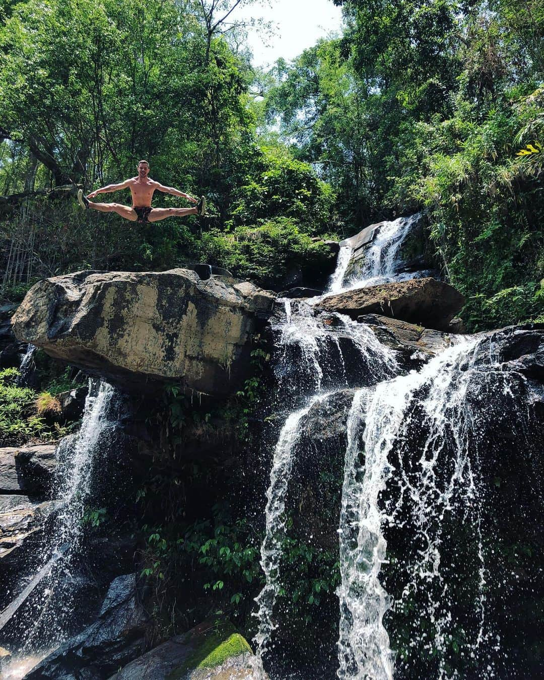 ヨリック・ヘンドリックスさんのインスタグラム写真 - (ヨリック・ヘンドリックスInstagram)「Survived the jungle of Chiang Mai 🌴🗿🇹🇭 #wanderlust #Thailand #waterfalls #chiangmai #jungle #trekking #backtobasic」5月17日 19時25分 - jorik.hendrickx