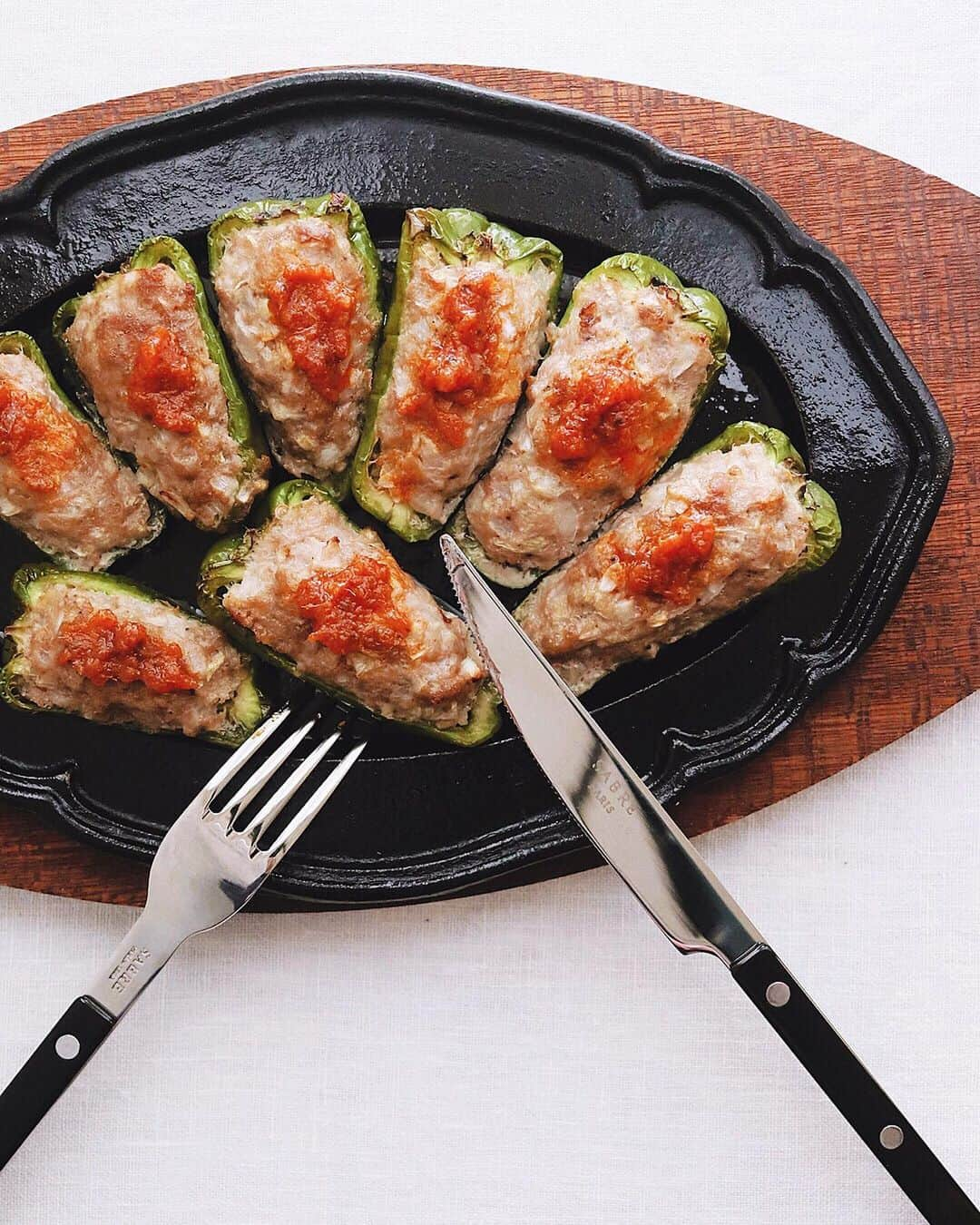 樋口正樹さんのインスタグラム写真 - (樋口正樹Instagram)「Stuffed peppers . 今夜はピーマン肉詰め。 オーブンで焼きました。 タネの下味は塩胡椒で。 焼きあがったところに ラブパクをちょこっと。 アツアツの鉄皿にのせ。 @lovepakcheesauce . . #ピーマンの肉詰め #ピーマン #ピーマン #ラブパクチーソース #lovepakcheesauce #Stuffedpeppers #Ripieni #sabreparis」5月17日 19時26分 - higuccini