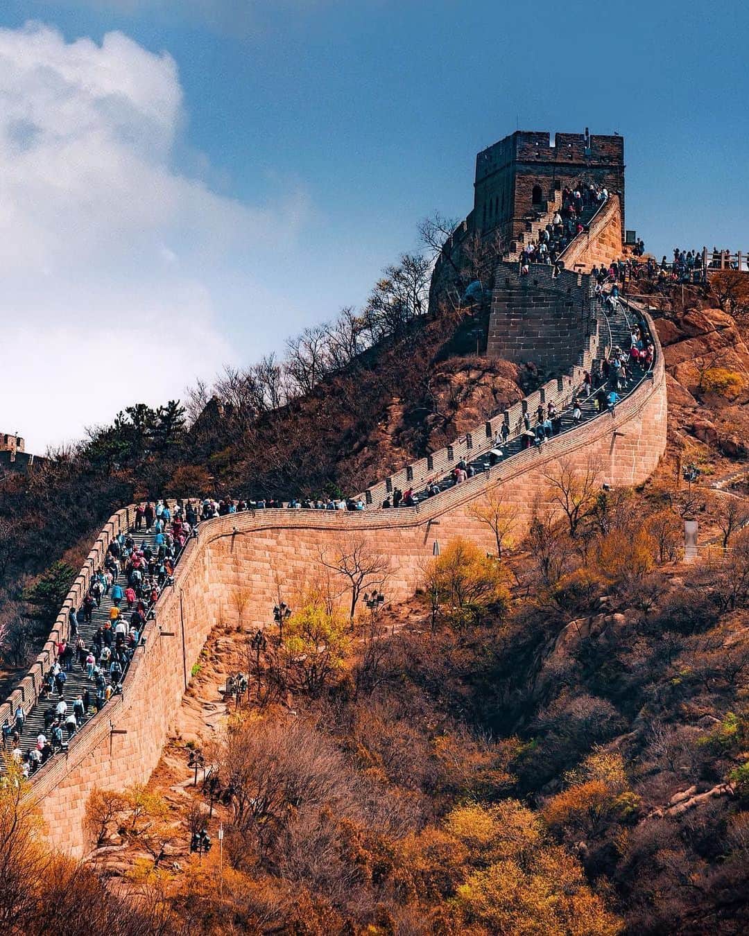 キャセイパシフィック航空さんのインスタグラム写真 - (キャセイパシフィック航空Instagram)「Tomorrow is the #GreatWall Marathon. Revered as one of the most challenging races in the world, over 2,500 runners from across the globe unite in #Beijing to push past their limits across one of man’s greatest monuments. What destinations are on your #runtheworld list?⠀⠀⠀⠀⠀⠀ ⠀⠀⠀⠀⠀⠀⠀⠀⠀ #長城 馬拉松 即將於明天開跑！來自全球各地的2,500多名長跑好手己經齊集 #北京，準備在這個人類文明地標之上跨出每一步，在高低起伏的賽道上挑戰自己。你又會想到哪些地方，實現你的長跑夢想？⠀⠀ ⠀⠀⠀⠀⠀⠀⠀⠀⠀ Credit: @pietrocivera」5月17日 19時36分 - cathaypacific