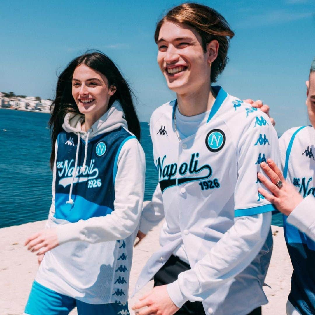 SSCナポリさんのインスタグラム写真 - (SSCナポリInstagram)「☀ Bright Italian Summer Vibes:  SSC Napoli and @kappa_sport partner up for a very special collection.  Discover more on the SSCN Web Store and on the 🛍 Brand Store Amazon.  #SummerVibes #SSCNapoli #Kappa #ForzaNapoliSempre」5月17日 19時30分 - officialsscnapoli