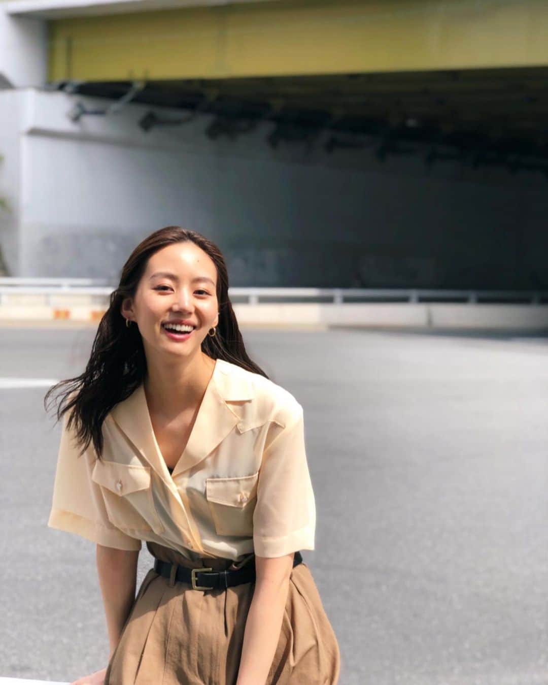 Shiho Sasakiのインスタグラム：「今日も1日お疲れ様でした✨ シアーの開襟シャツでも日中は大丈夫なくらいあったかかった☀️ 真っ白じゃなくて、ほんのりオレンジなのも可愛い🍊 #MOUSSY#MOUSSYSNAP」
