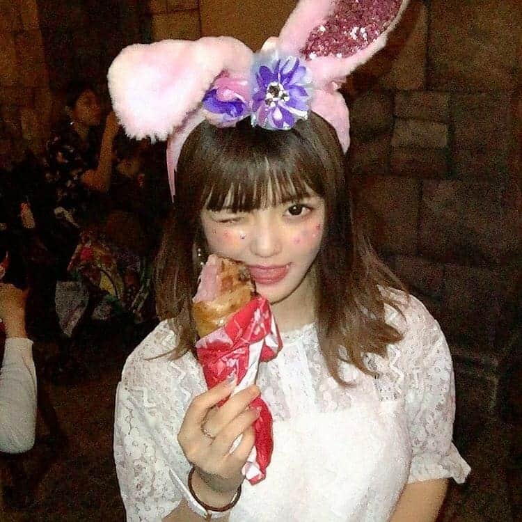 實近菜那（ななちゃら）のインスタグラム：「. . . 肉食うさぎがトリを食す の図。。。 🐰VS🦃 ...WINNER 🐰 最後本気で食べてる笑 . . . . #でぃずにー #イースター #うさぎ#disney #disneyland #disneysea #disneylife #disneyphotography #disneycode  #ディズニーコーデ #ディズニー写真  #彼女感 #170cm #夢の国  #いんすたばえ #チキン #さねちかなな #ななちゃら」