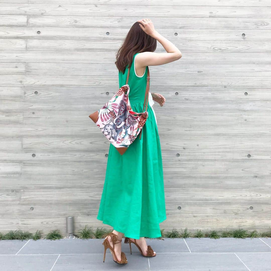 kyoco_ococさんのインスタグラム写真 - (kyoco_ococInstagram)「Piping linen dress Sax / Green  綺麗色の贅沢なリネン100%ワンピース パイピングやバックスタイルにも拘り大人可愛くなってます♡ .  いよいよこのあと20:00より受注販売開始です！ ぜひぜひオンラインストアをご覧下さい☺️ .  #bluelea @bluelea」5月17日 19時44分 - kyocoococ