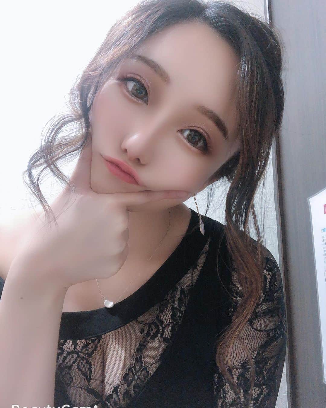 大石ほのかのインスタグラム：「面白ショットー👏👏👏 . 久しぶりに撮ってみた( *´艸｀)💓 笑笑 . 今日も1日楽しみましょー😆✊✊ . #likeforlikes#followforfollowback#いいね返し#likeforfollow#f#follow4followback#instagood#❤#巨乳#おっぱい#飲み会#酒#ホステス#夜遊び#ドレス#かわいい#ススキノ#ニュークラブ#フィリア#バルセロナグループ#キャバクラ#キャバ嬢#歌舞伎町#六本木#中洲#錦#栄#北新地#ミナミ#変顔」