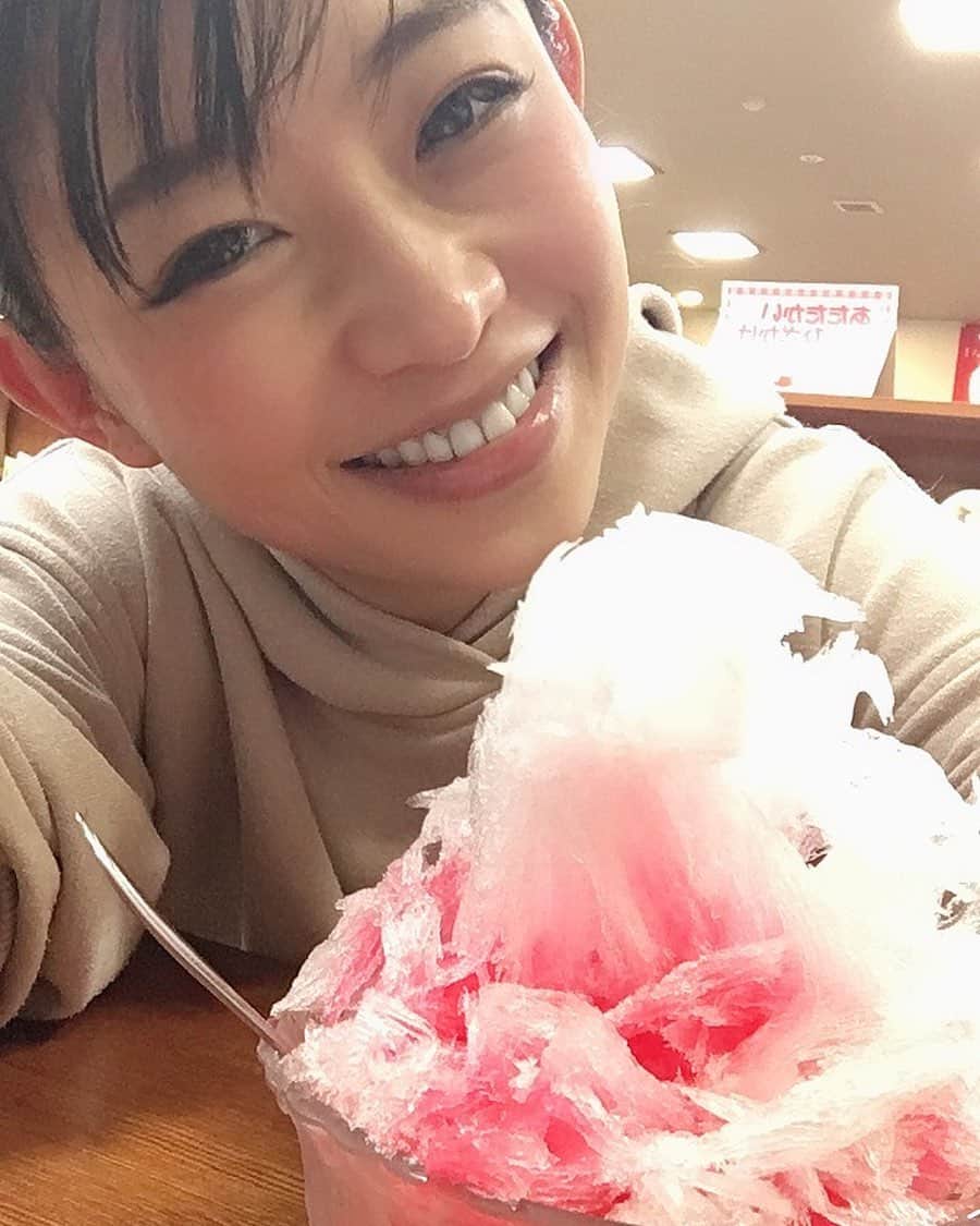 範田紗々さんのインスタグラム写真 - (範田紗々Instagram)「ほんとはね、かき氷は宇治金時が一番好きなんだけどね ここにはなかったし、ピンクのもの食べておけば可愛いんじゃないかとあざとささ」5月17日 19時38分 - handa_sasa