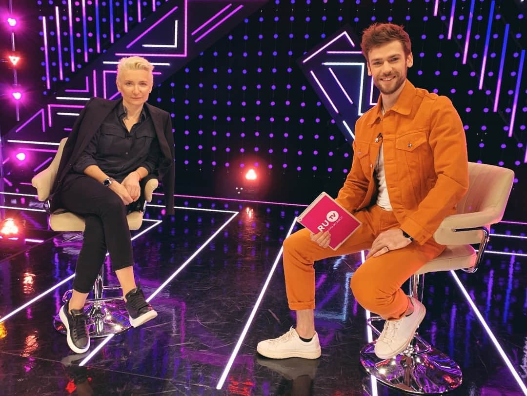 RU.TVさんのインスタグラム写真 - (RU.TVInstagram)「⚡Прямо сейчас в гостях у Артема Васта в эфире программы «Стол Заказов» Диана Арбенина! 💗 Включай RU.TV! Смотри премьеру клипа  #рингтонами ⠀ #столзаказоврутв #артемваст #дианаарбенина」5月17日 19時39分 - ru_tv