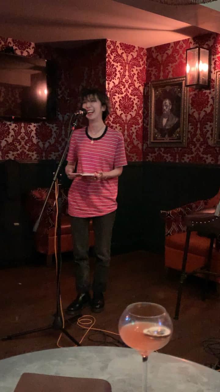 miriishiiのインスタグラム：「急遽PUBで歌うことが前日に決まり、ロンドンの地元のパブで歌ってきました😳 歌詞1回ミスるのすみません！歌詞を書いたEltonよアイムソーソーリー😭🔥」