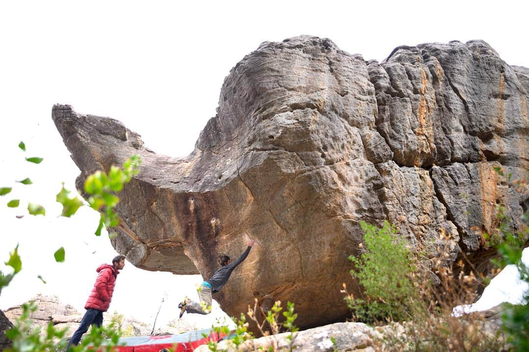 ペイジー・クラッセンのインスタグラム：「Somebody sent Ammagamma today and that somebody is @arjandekock 💪🏼. Styled that footcut then took it to the 🔝. Photo from a few weeks back on a bouldering day with local crushers 👪 @leecossey @andreahah and the true champion of the cold and wind, baby Max. #grampians #bouldering #pebblewrestling」