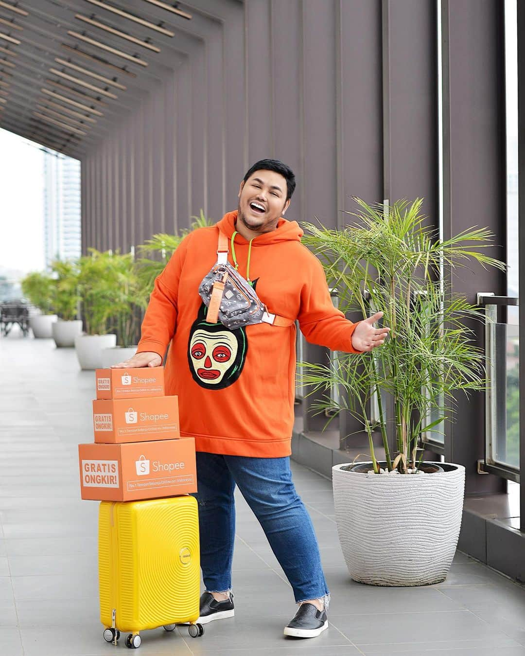 Ivan Gunawanさんのインスタグラム写真 - (Ivan GunawanInstagram)「GIVEAWAY ALERT!  Siapa yang mau tau OOTD mudik versi aku?  Penasaran? Tenang.. I’m gonna FEED you my recommendation!  Download aplikasi @shopee_id dan follow account #ShopeeFeed aku di aplikasi Shopee untuk tau detailnya!  Oh ya, kalian bisa dapetin Xiaomi A2 gratis loh! Gampang banget caranya:  1. Check link shopee.co.id/ivan_gunawanofficial 2. Follow akun #ShopeeFeed aku di aplikasi Shopee 3. Like photo ini di akun Shopee Feed ku 4. Comment dan mention 3 temen kamu  Yeay good luck guys!  Pssst.. aku akan sering update disitu ya untuk barang2 rekomendasiku! Jangan lupa di beli yaa!  Oh iya, jangan lupa lagi ada #ShopeeBigRamadhanSale, semua pasti lebih besar! Ada gratis ongkir 10x tanpa min. belanja, goyang Shopee 10M dan serba 10k bisa dapet gratis umroh! Buruan belanja guys! #ShopeeFeedID #ShopeeID」5月17日 19時53分 - ivan_gunawan