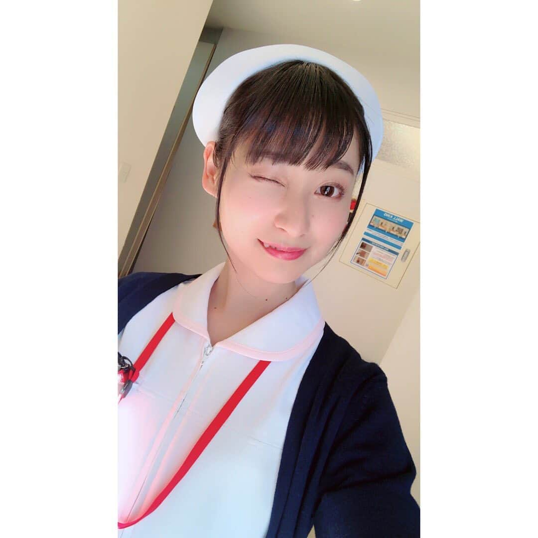 山下七海さんのインスタグラム写真 - (山下七海Instagram)「みなさま、こんばんわ😸🌟﻿ ﻿ スマホアプリ「アニメビーンズ」の恋シチュ企画でナースになりました🚑✨﻿ ﻿ プライベートじゃもちろん着ませんが、﻿ お仕事ならと思い切り楽しんだ私のナース姿です👩‍⚕️🌈﻿ ﻿ ﻿ 病院の撮影スタジオにいるのが楽しくて、写真を撮ってもらいました😆📷✨﻿ 何が乗っていのるか１つも知らないワゴン。。それでも現場で一番のお気に入りでした💝﻿ ﻿ ﻿ 本職看護師の母にも送ったよ😁💊﻿ 笑われたけどまぁそうだろうと思います！﻿ ﻿ 現場は別々ですが、親子で同じような格好をした１日になりました💖﻿ ﻿ ﻿ ﻿ #アニメビーンズ﻿ #恋シチュ﻿ #届け、ナースコール﻿ #山下七海﻿ #奥野香耶﻿ #看護師じゃありません﻿ #私は声優です﻿ ﻿ ﻿」5月17日 19時46分 - aishite773