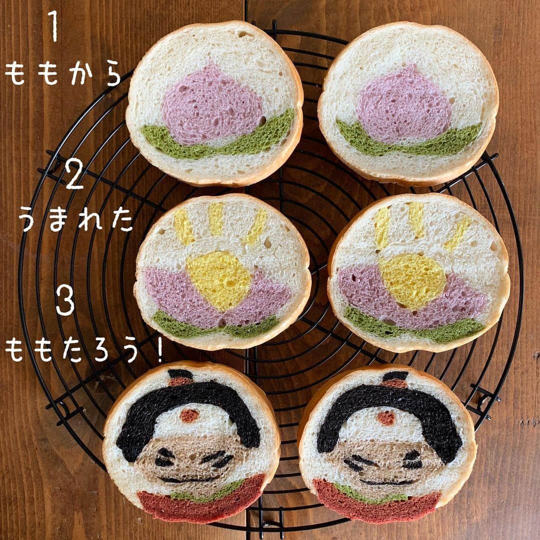 Ranさんのインスタグラム写真 - (RanInstagram)「. . #イラストパン #3コマイラストパン . . 1本のパンの中に3つのイラストがでてくる、 “3コマイラストパン”✨ . . . . Three designs in one loaf 💕 . . 🍑🇯🇵 . Momotaro！ . . . #bread #breadart #artfood #breakfast #lunch #kawaii #kawaiifood #japan  #kidsfood #happy #yummy #手作りパン #手作り食パン #食パン #パン #3コマ漫画 #桃太郎 #日本昔話 #ももたろう #anime #story #peachjohn #peach #桃 #トヨ型 #絵本 #パン教室 #konel」5月17日 19時48分 - konel_bread