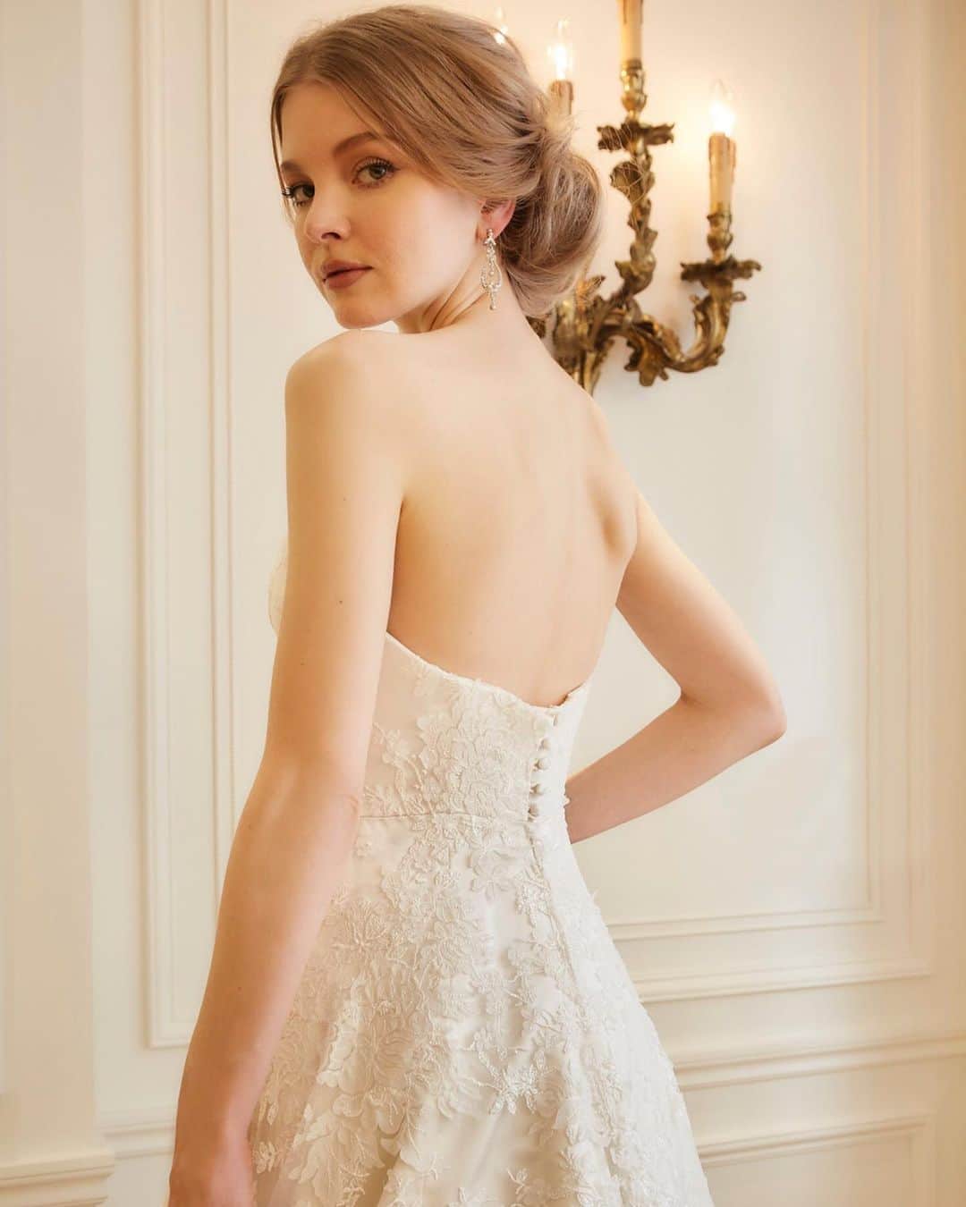 Authentique Authentiqueさんのインスタグラム写真 - (Authentique AuthentiqueInstagram)「Phillipa Lepley  Dress: Baby Olivia Greige Scroll Number: 03-70361 Style: Vintage Size: 9号 Shop list: Ginza - Buyer's comment 総レースのシンプルでシルエットの美しいAラインドレス。 レースの上に更に重ねられた、ジョーゼット素材のカットワーク刺繍はPhillipaならではの職人技が見える1着。 - ご試着予約は @authentique_weddingdress  プロフィールハイライトURLより - #Authentique #authentique_dress #ちーむオーセンティック #phillipalepley #フィリッパレプリー」5月17日 19時51分 - authentique_weddingdress