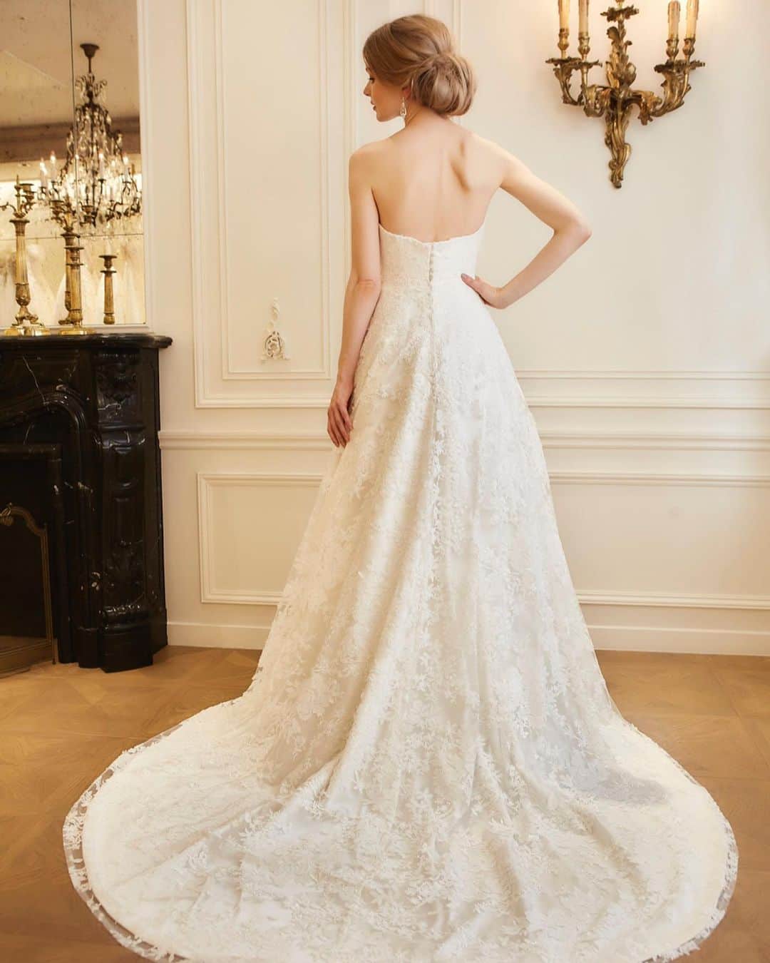 Authentique Authentiqueさんのインスタグラム写真 - (Authentique AuthentiqueInstagram)「Phillipa Lepley  Dress: Baby Olivia Greige Scroll Number: 03-70361 Style: Vintage Size: 9号 Shop list: Ginza - Buyer's comment 総レースのシンプルでシルエットの美しいAラインドレス。 レースの上に更に重ねられた、ジョーゼット素材のカットワーク刺繍はPhillipaならではの職人技が見える1着。 - ご試着予約は @authentique_weddingdress  プロフィールハイライトURLより - #Authentique #authentique_dress #ちーむオーセンティック #phillipalepley #フィリッパレプリー」5月17日 19時51分 - authentique_weddingdress