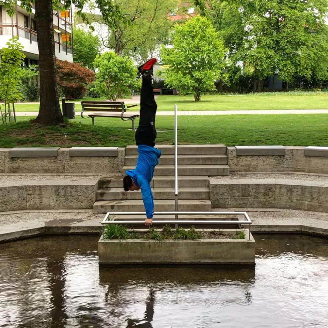 シーン・マコールさんのインスタグラム写真 - (シーン・マコールInstagram)「Just doing handstands in a lovely park for @instagram 🤸‍♂️ 👀 ⠀⠀⠀⠀⠀⠀⠀⠀⠀ #instagramvsreality swipe ⬅️🤫😂 ⠀⠀⠀⠀⠀⠀⠀⠀⠀ ⠀⠀⠀⠀⠀⠀⠀⠀⠀ 🎞 by @jason.holowach ⠀⠀⠀⠀⠀⠀⠀⠀⠀ ⠀⠀⠀⠀⠀⠀⠀⠀⠀ ⠀⠀⠀⠀⠀⠀⠀⠀⠀ ⠀⠀⠀⠀⠀⠀⠀⠀⠀ ⠀⠀⠀⠀⠀⠀⠀⠀⠀ @adidasterrex | @scarpana | @joerockheads | @verticalartclimbing | @flashedclimbing | @perfect_descent #verticalart #climbing #train #canada #instagood #picoftheday #photooftheday #athlete #igers #amazing #sports #fitspo #gymlife #power #fitfam #adventure #fitness #work #workhard #workout #strength #challenge #follow #ninja #gym #fun」5月17日 19時52分 - mccollsean