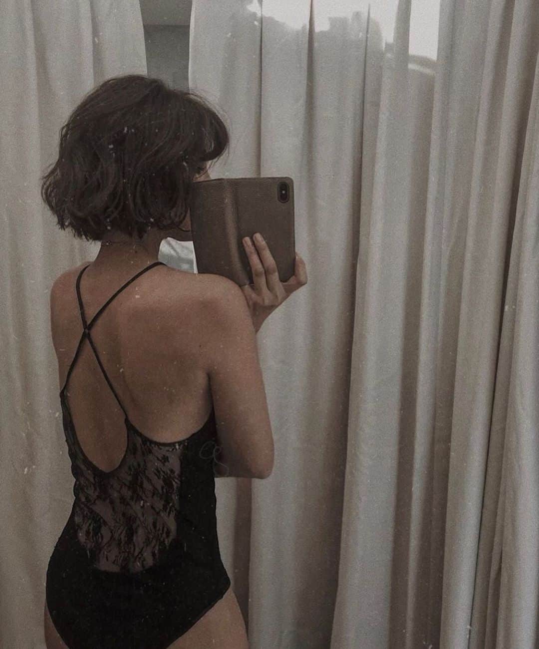 JUNNAのインスタグラム：「5月23日発売の #オープンバックレースキャミソール ブラック、ベージュ、ブラウンの3色展開 カップ付きのレオタードタイプの下着です✨  ETRÉ TOKYO @etretokyo ではお洋服作りと並行して インナー作りにも力を入れています😌  今まで沢山のオープンバックデザインの インナーを作って来ましたが 今回は初のレースバージョン✨  お洋服を自由に楽しむ為のインナーシリーズ😉 発売の度に沢山リクエストをいただき、 今まで発売してきたオープンバックシリーズ 気がつけばこんなに沢山のデザインを送り出しました⬇︎ #エトレオープンバック #オープンバックロングスリーブトップス #バックオープンUネックキャミ #スクエアネックオープンバックボディースーツ #オープンバックインナーキャミソール #オープンバックフラットキャミソール ・ ・ ・ 5/23発売 オープンバックレースキャミソール ￥12,000 + TAX LINE BLOGでは着方etc...ご紹介しています。 #156cm  #junna👠 #etretokyo #2019etreSS」