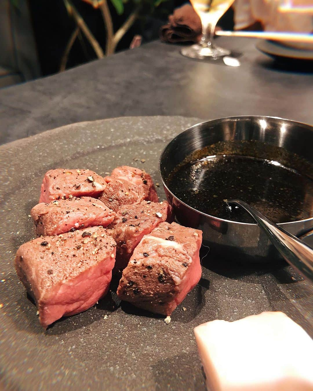 雨森はなこさんのインスタグラム写真 - (雨森はなこInstagram)「大大大好きな焼肉❤️❤️❤️ スライドしてキメ顔からの美味しさで幸せに包まれる崩れ華子をみてください🐷 その後にも写真と動画載せたけど、前菜はもちろん、みんな大好き牛すきから希少部位シャトーブリアンまで幸せ堪能😭❤️ ・ な、に、よ、り、も！白米大好きな私はここのメニューみてびっくりしたのが、土鍋で炊くご飯！目の前でお米が焚かれるのよ！そして炊きたてのツルツル美味しいご飯をお肉と食べれるの！ これは白米好きには堪らないはず…😳 焼肉屋さんで土鍋ご飯は絶対的にリピート決定です(真面目に) ・ 〆の冷麺もトマトの水分で出来た泡に包まれたオシャンティー、そして裏切らない美味しさでした🍅🍅 ・ お肉って本当幸せ運んでくれる…😇 ここのお店は歌舞伎町にある焼肉かなう( @yakiniku.kanau )だよんっ❤️❤️ 是非いってみてね🌸🌸🌸 #instagood#instadaily#yakiniku#bbq#food#yum#shinjuku#kabukicho#焼肉#焼肉叶う#焼肉かなう#新宿#歌舞伎町#飯テロ」5月17日 20時02分 - hanako7o4