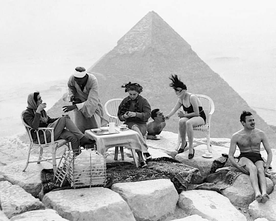 Meganさんのインスタグラム写真 - (MeganInstagram)「Tea break on top of the pyramids, Giza, 1938 via 〰 @marco_mansi_ #egypt #giza #gizapyramids #tourist」5月17日 20時02分 - zanzan_domus