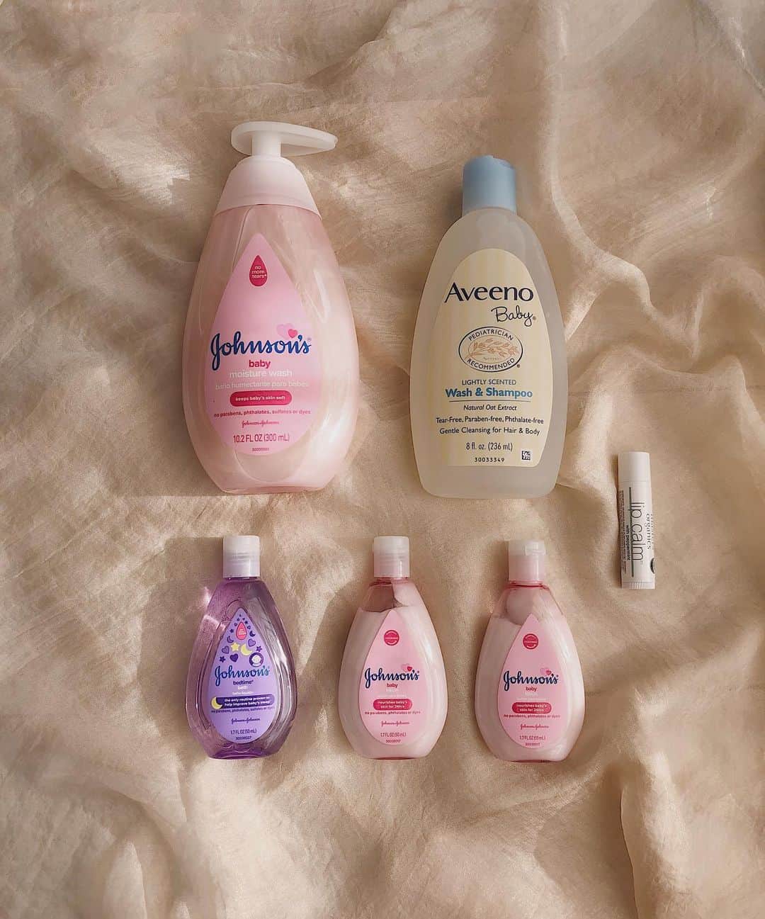 のインスタグラム：「ㅤㅤㅤㅤㅤㅤㅤㅤㅤㅤㅤㅤㅤ グアムでの購入品🧴 ㅤㅤㅤㅤㅤㅤㅤㅤㅤㅤㅤㅤㅤ Aveenoのパッケージがツボすぎて 買い占めたいレベルだったけど でも使ったことないから1つだけ◯ ㅤㅤㅤㅤㅤㅤㅤㅤㅤㅤㅤㅤㅤ MACのアイブロウの色がお気に入りで まとめ買い🐕」