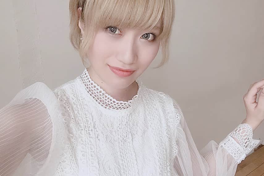 夕香里（ATY）さんのインスタグラム写真 - (夕香里（ATY）Instagram)「撮影のJohnnyにたくさん写真撮ってもらいました‪  で、衣装のブラウスは私が選ばせて頂きまして、こちらまたまたネットのZOZOTOWNで見つけました archives e'piceと調べると恐らく出てきます( ˙꒳​˙) #ATY #夕香里 #明香里 #小豆 #てのひらワンダーランド」5月17日 19時58分 - yukari_aty