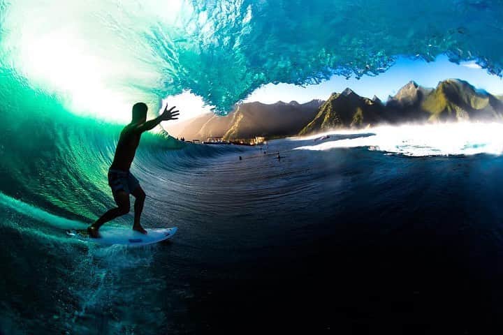 Surf Magazineさんのインスタグラム写真 - (Surf MagazineInstagram)「@craig__anderson’s cock knee answer to @bourezmichel’s come to Jesus Tahitian tunnel is a sliver of stylistic beauty. While Michel’s wave may have won the unofficial title of “Surf Shot of the Year”, Ando’s rendition should not be ignored. Swipe to play “Who wore it best?” Photography by @leroybellet」5月17日 19時59分 - stab