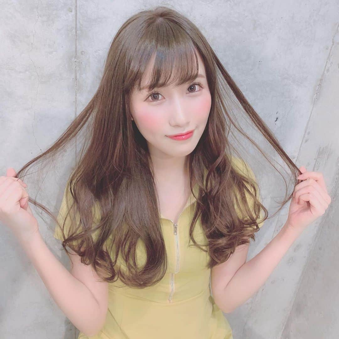 のインスタグラム：「テンアゲな色になった⭐︎ カラーカットトリートメント💇‍♀️ #アッシュベージュ #ファッション #code #トリートメント #hair #美髪 #サラサラヘアー #hairsalon #レースクイーン #racequeen #イベントコンパニオン #japanesegirl  #東京 #美白 #色白 #サロモ #salonmodel #アイドル #ガールズポートレート #portraitphotography #ファインダー越しの私の世界 #일본인 #아이돌 #레이싱  #中目黒 #髪の毛 #ヘアアレンジ #instagood」