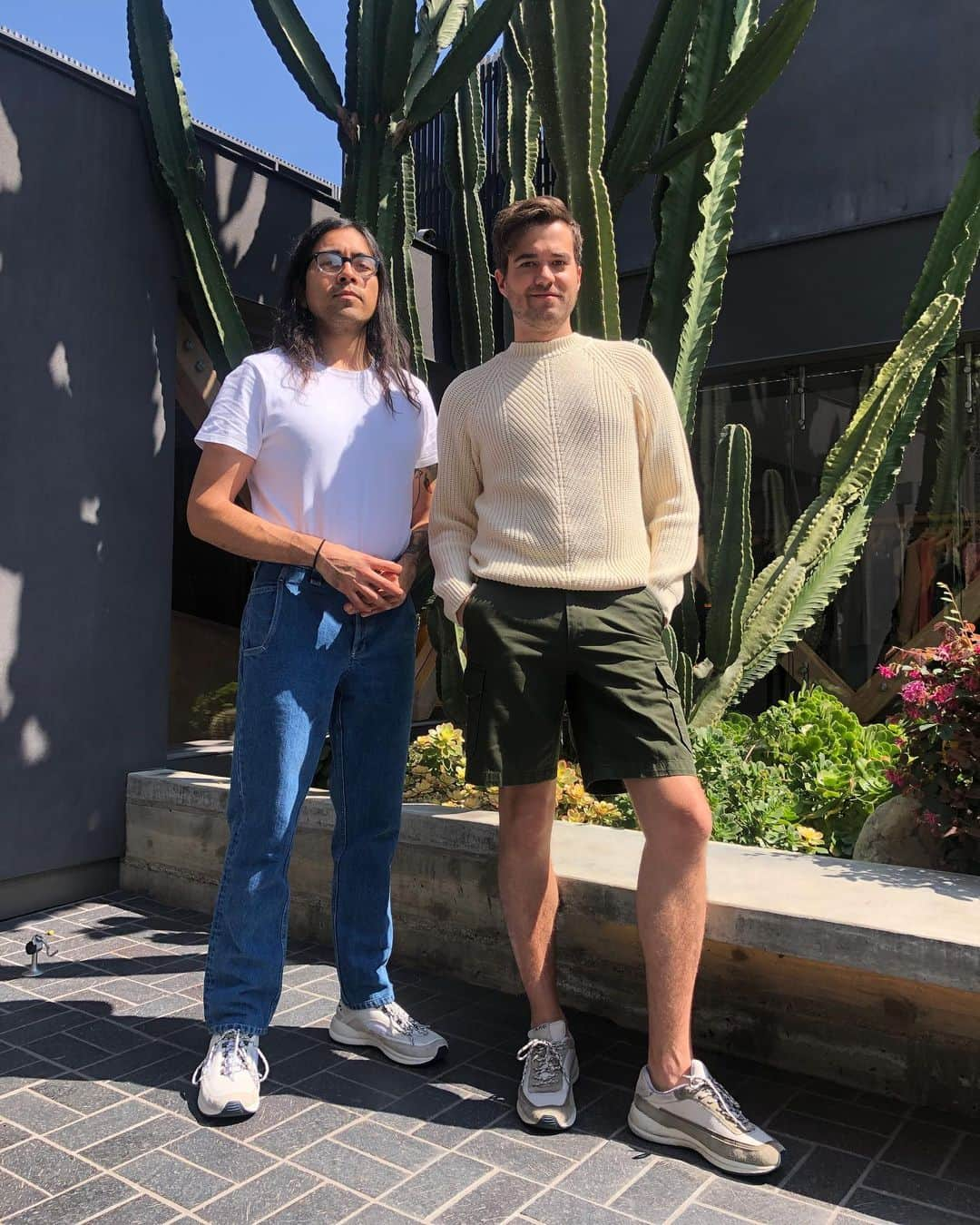 アーペーセーさんのインスタグラム写真 - (アーペーセーInstagram)「#APC Melrose Place store staff in #LosAngeles  Fernando on the left is wearing the Jimmy t-shirt and the Carpenter jeans in stonewashed indigo with the Run Around sneakers. Luke on the right is wearing the Shinji sweater with the Sand shorts and the Jay sneakers.  The #SS19 collection is available in stores and at apc.fr」5月17日 20時00分 - apc_paris