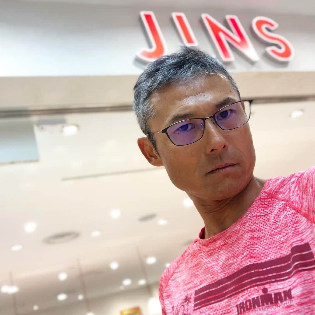 竹谷賢二さんのインスタグラム写真 - (竹谷賢二Instagram)「#jins で眼鏡体験、薄暗いと細かい字が見えずらいので測りにいったらメガネ要らないと思います、という正直なスタッフの心意気をかって遠近両用眼鏡ブルーライトカットをば。 #鯖江 #チタン で軽くてフィットして快適だなあ。」5月17日 20時01分 - tktakeyakenji