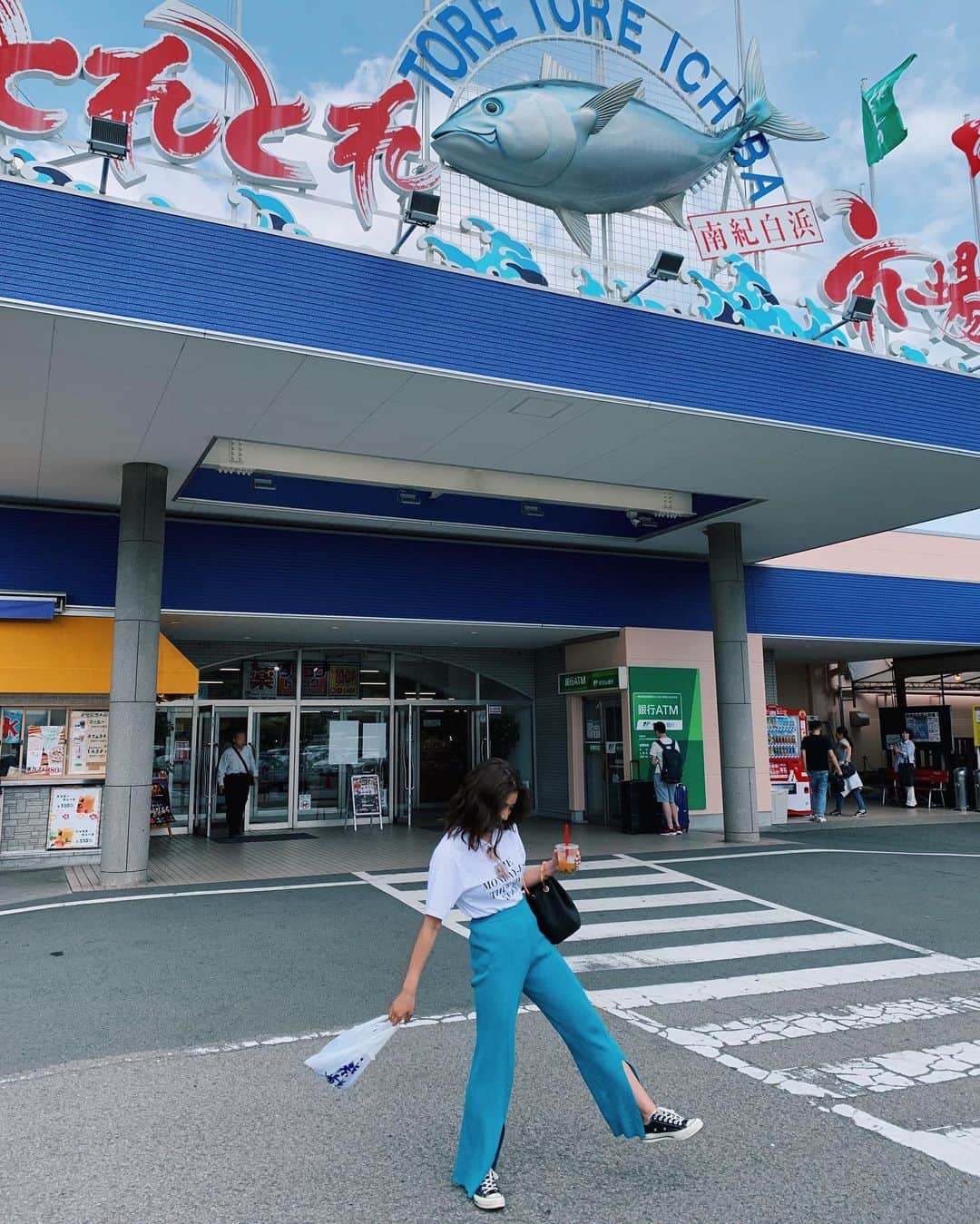 松本優さんのインスタグラム写真 - (松本優Instagram)「. 第2弾！ #日本旅行 さんの #赤い風船 今回は和歌山県白浜に取材に行ってきました🐼 . 特急くろしお号で、天王寺から約2時間👏🏼意外と電車で行きやすくてびっくり👏🏼👏🏼 . 白浜の観光スポットをたくさん回れました✌️意外と全部近くて回りやすいねんな〜！ まずは #とれとれ市場 にて、海鮮BBQ〜🦑 あったかくなってきたこれからの季節にはぴったり！市場で買った海鮮類もそこで焼いて食べることができるよ〜😊 そのあとは、表参道と白浜にしかない『木と水と土と』で、タピオカオレンジティーをいただきました❤️ . そのあとは、 #アドベンチャーワールド で動物たちとふれあったり、 #白良浜 で少し早い海を満喫したり、 #千畳敷 や #三段壁 で景色眺めたり、 ラストは #円月島 をサンセットタイムに足湯しながら見るというまあなんと贅沢な時間😌🎶 . . 一つ一つの場所がすごく素敵で次は絶対プライベートでもまたすぐ来ようと思いました😍 . . そして、引き続き！ .笑顔☺️になるキャンペーン実施中！ @west_akafu をフォローして、国内旅行や笑顔になる旅先のオススメスポット写真に『 #にこTA 』『 #（撮影した場所）』をつけて、メンション @west_akafu でシェアすると、毎月抽選で一名様に25000円分の日本旅行ギフト旅行券✈️がプレゼント🎁！！ . 詳しい情報は 赤い風船関西版 を検索！🔍 期間は 2019/3/15〜6/30 ☀️ . #にこTA#日本旅行#赤い風船#旅行#旅#yutravel✈️」5月17日 20時10分 - matsumoto_yu