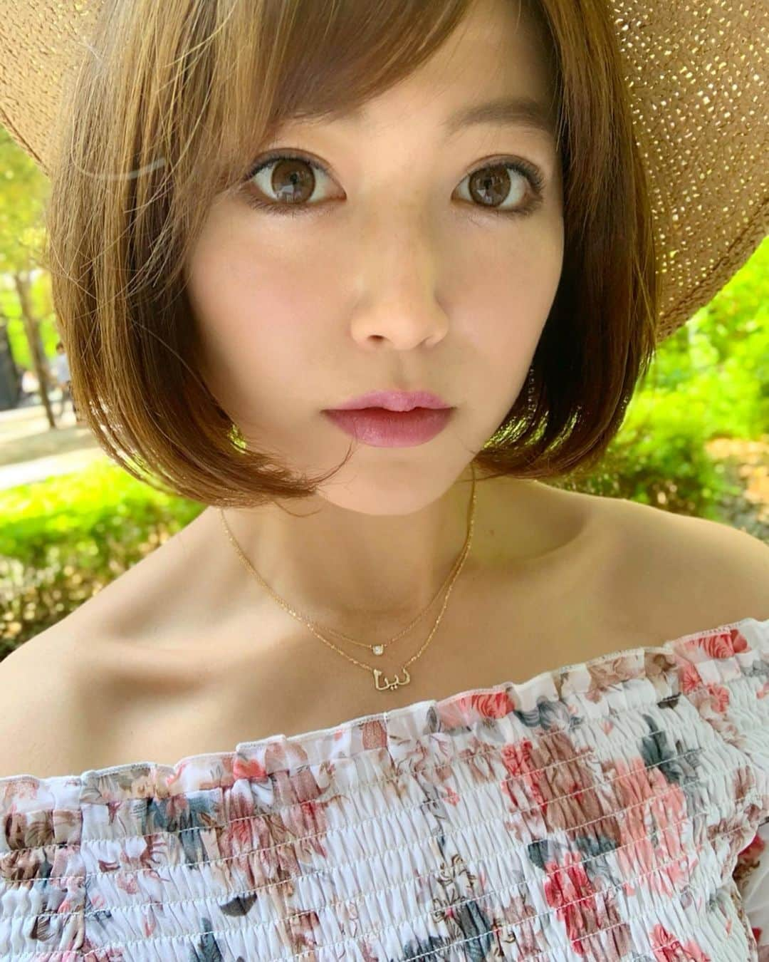 石井里奈さんのインスタグラム写真 - (石井里奈Instagram)「こんばんは☺️✨🍉 . 今日もとっても暖かったですね😆❣️ . お友達のNonyのジュエリーブランド @jewelilytokyo でアラビア語のネームネックレスを作ってもらいました🥺✨💎 . ずっと名前のネックレス欲しかったの🥺 . オーダーメイドなので私はいつもつけてる一粒ダイヤのネックレスと合わせて付けれる長さで調節してもらいました🙆‍♀️💕ピッタリでほんと可愛い😭✨ . シルバーアレルギーでも大丈夫な18kGold✨チェーンは、シャンデリアチェーンという、ブランドオリジナルチェーン🥰✨💎本当に名前の通り、キラキラしててすごく可愛いの😆💠 . ブランドもマツコの番組でも取り上げられてたりして、大活躍のNonyにはいつもいい刺激をもらえるの👭💕 世界が広がるというのかな🧐🧐そんな女性に私もなりたいな〜☺️がんばろっと😆 . 今週もお疲れ様でした❣️💎 . #jewelilytokyo #ジュエリリートーキョー #arabicneckless #アラビア語ネックレス #イニシャルネックレス #イニシャルアクセサリー #ネックレス #アクセサリー #ネームネックレス #ドバイ #dubai #ドバイ旅行 #お出かけ #マツコデラックス #マツコ会議 #道端アンジェリカ #結婚指輪 #婚約指輪 #ジュエリー #jewely #キラキラ #ダイヤモンド #夏コーデ #夏服コーデ #コーディネート #ストローハット #ハット #💎」5月17日 20時04分 - ri7tin1025