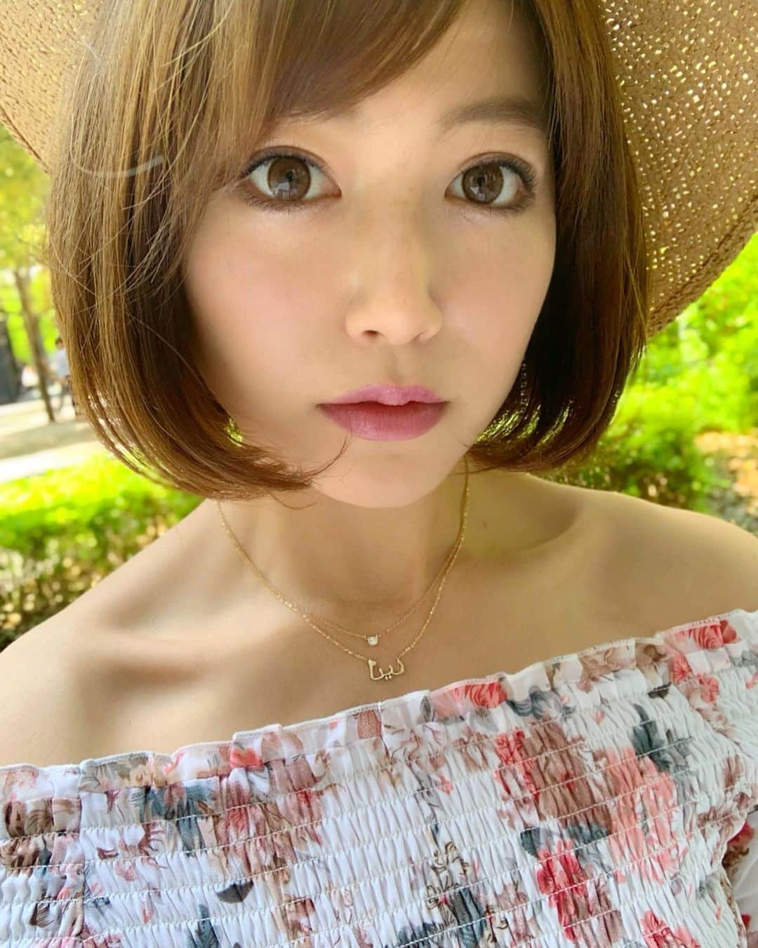 のインスタグラム：「こんばんは☺️✨🍉 . 今日もとっても暖かったですね😆❣️ . お友達のNonyのジュエリーブランド @jewelilytokyo でアラビア語のネームネックレスを作ってもらいました🥺✨💎 . ずっと名前のネックレス欲しかったの🥺 . オーダーメイドなので私はいつもつけてる一粒ダイヤのネックレスと合わせて付けれる長さで調節してもらいました🙆‍♀️💕ピッタリでほんと可愛い😭✨ . シルバーアレルギーでも大丈夫な18kGold✨チェーンは、シャンデリアチェーンという、ブランドオリジナルチェーン🥰✨💎本当に名前の通り、キラキラしててすごく可愛いの😆💠 . ブランドもマツコの番組でも取り上げられてたりして、大活躍のNonyにはいつもいい刺激をもらえるの👭💕 世界が広がるというのかな🧐🧐そんな女性に私もなりたいな〜☺️がんばろっと😆 . 今週もお疲れ様でした❣️💎 . #jewelilytokyo #ジュエリリートーキョー #arabicneckless #アラビア語ネックレス #イニシャルネックレス #イニシャルアクセサリー #ネックレス #アクセサリー #ネームネックレス #ドバイ #dubai #ドバイ旅行 #お出かけ #マツコデラックス #マツコ会議 #道端アンジェリカ #結婚指輪 #婚約指輪 #ジュエリー #jewely #キラキラ #ダイヤモンド #夏コーデ #夏服コーデ #コーディネート #ストローハット #ハット #💎」
