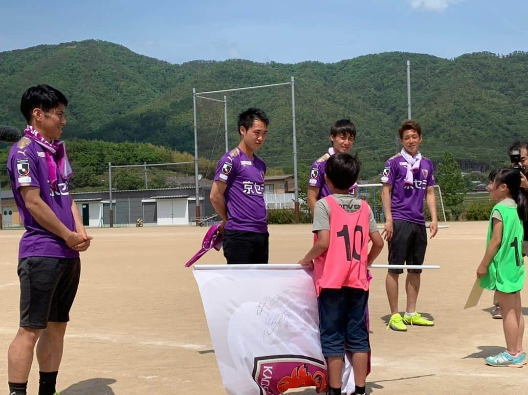 京都サンガF.C.さんのインスタグラム写真 - (京都サンガF.C.Instagram)「本日、亀岡の小学校10校を対象に選手が訪問し、給食と昼休みの時間を使って児童とふれあいました✨ 当日の模様は後日オフィシャルサイトにて公開しますのでお楽しみに👀 #sanga #京都サンガ #TEAM京都 #闘紫」5月17日 20時06分 - kyotosanga_official