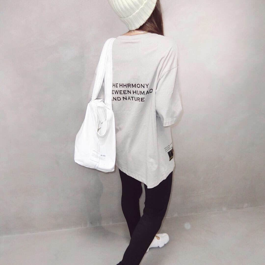 CONFIDENCE akinaさんのインスタグラム写真 - (CONFIDENCE akinaInstagram)「・ 再入荷です♡ ▶︎THE HHRMONY…BIG tee ライトグレー/ホワイト/カーキ Lサイズのみ入荷 Lサイズ着用 ユニセックス商品 バックスタイルが可愛いBIG Tシャツになります. 156㎝の私でお尻すっぽり♡ ユニセックス商品なので 彼氏さん、旦那さんへのプレゼントにもオススメです♡ 袖も5,6部袖で二の腕カバー◎ 合わせてるパンツは販売中の ▶︎スリムスリットリブレギPT になります♡ ・ ・ ・ 今夜21時再販です♡ ・ ・ ・ @cft__official のアカウント作りました♡ 販売中の商品紹介や staffコーデを載せます♡ 私とは、また違うstaffの着こなし 身長もバラバラなので 着回しコーデの参考になればと思います♡ また、予約商品専用アカウント @cft_order  cft. staffの @cft_hitomi ひとみ 161㎝ @cft_kayo かよ 149㎝ @cft_mika みか(妊婦さん🤰産休中) 165 ㎝ @cft_haruna はるな 158㎝ @cft_yoshimi よしみ 163㎝ スタッフ個人アカウントもあるので 宜しければフォローお願いします♡ ・ ・ ・ ご注文前に必ずABOUTをご確認下さいませ。 ご注文される全てのお客様はABOUTに同意されたものとみなします。 ABOUT確認は必須とさせて頂きます。 ・ ・ ・ 公式LINE▶︎@viu2043z (アットマークから)  アメブロ http://s.ameblo.jp/confidence1208/ ・ ・ ・ #selectshop_cft #プチプラファッション #プチプラ #ジーユー #ユニクロ #ユニジョ #カジュアル #カジュアルコーデ #ファッション #コーディネート #コーデ #ザラ #ザラジョ #今日のコーデ #今日の服 #きょコ #お洒落さんと繋がりたい#おしゃれさんと繋がりたい#低身長コーデ #置き画くら部 #tシャツ #ユニセックス #メンズライク #メンズファッション #レギンスコーデ #レギンス #オーバーサイズ #ナイキ #エアリフト #ラフコーデ」5月17日 20時07分 - akina128s