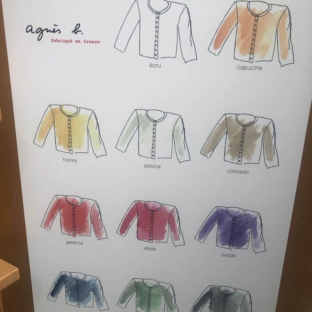 Oggi編集部さんのインスタグラム写真 - (Oggi編集部Instagram)「アニエスベーのスナップカーディガンは、なんとこの夏、40周年を迎えます❣️ 1979年の夏の暑い日、アニエスベーが、着ていた白いスウェットシャツの前身頃をハサミで切り開き、スナップボタンをずらりと並べてカーディガンに作り変えたのが始まりなんだそうです。  展示会場では、大きなスナップカーデが飾られてました！ さらに、今年の秋冬コレクションでは12色のバリエーションでメイド イン フランスにこだわったコレクションも登場します。  5/31までに3つのハッシュタグをつけて、スナップカーディガンのお気に入りコーディネートをアップすると、パリへの往復航空券が当たるキャンペーンも！ ぜひ、アニエスベーの公式サイトをチェックしてみてください😊  #agnesb  #agnesb_jp  #thesnapcardiganstory #アニエスベー #ootd #fashion #コーデ #カーディガン #カーディガンコーデ」5月17日 20時09分 - oggi_mag