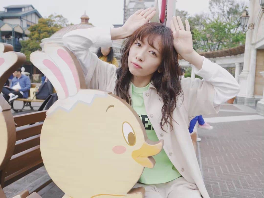 真山りかさんのインスタグラム写真 - (真山りかInstagram)「.﻿ ﻿ 🐰🐣﻿ ﻿ #ぴよ﻿ #disney ﻿ ﻿ #うさ要素がつよい﻿ #風強い﻿ #前髪が荒れてる﻿ ﻿ #まやまにあ﻿ ﻿ .」5月17日 20時20分 - ma_yama_official