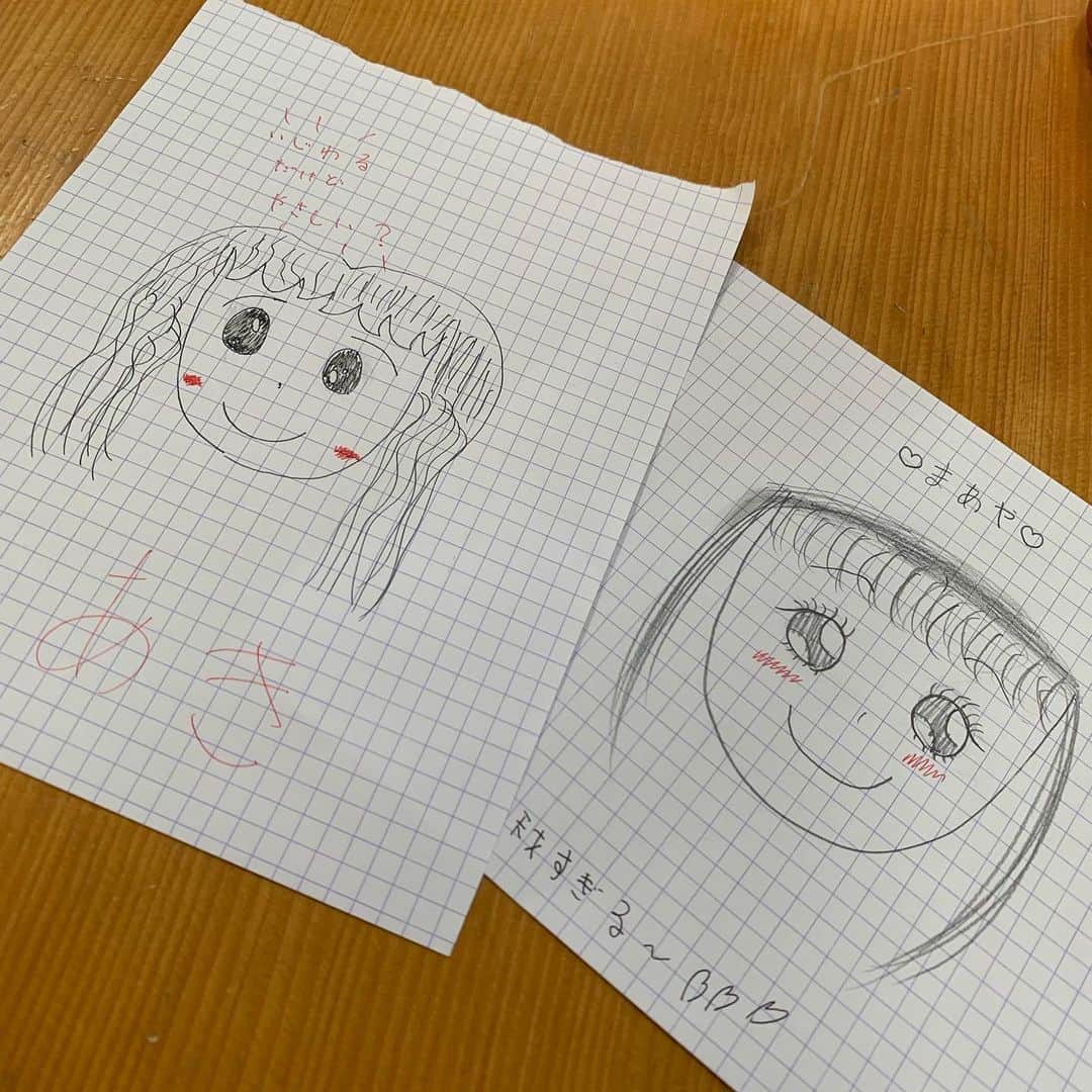 ニコ☆プチのインスタグラム：「﻿ 左:マアヤが描いたアキ﻿ ﻿ 右:アキが描いたマアヤ﻿ ﻿ ﻿ 似てる？？？﻿ ﻿ ﻿ ﻿ #ニコプチ﻿ #丸山真亜弥﻿ #近藤藍月 ﻿ #お絵かき﻿ #似顔絵 #この2人なかよしすぎる🥰」