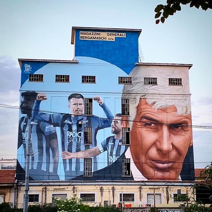 アレハンドロ・ゴメスさんのインスタグラム写真 - (アレハンドロ・ゴメスInstagram)「Mural Bergamo 🖼 🎨 @ilicic72 @duvanzapata91 ⚫️🔵👏🏼」5月17日 20時23分 - papugomez_official