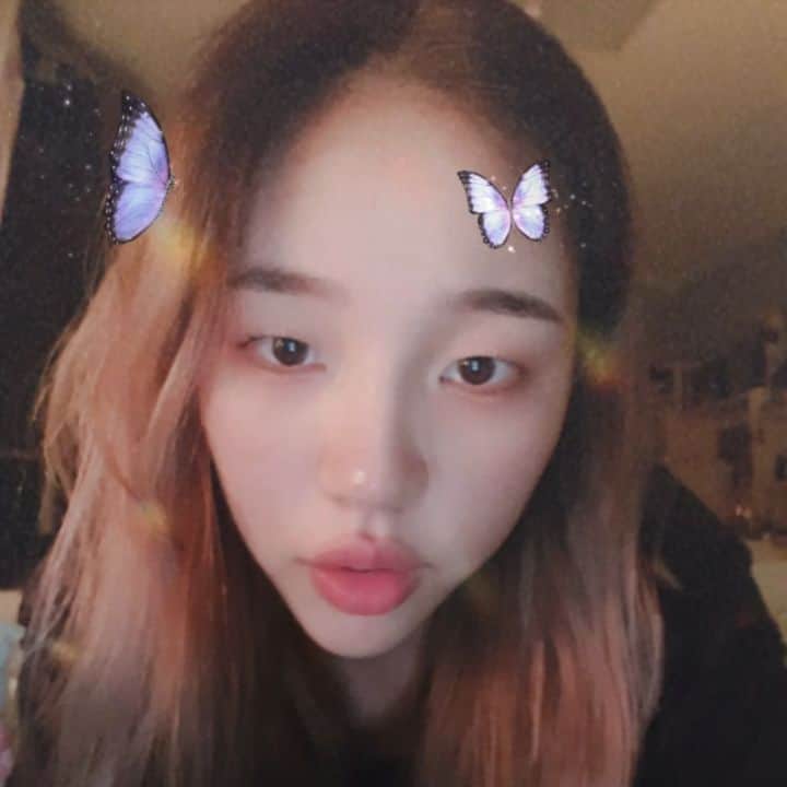 ペク・アヨンのインスタグラム：「🦋💛🦋」