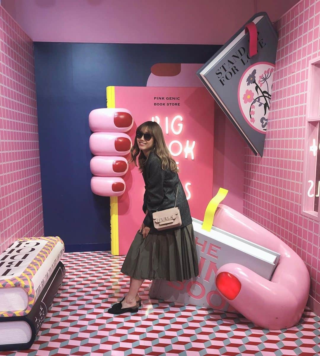 加藤玲奈のインスタグラム：「イクスピアリのプリクラのお店💓 どこもかしこもピンクだった🤭 インスタ映えするということで妹が撮ってくれた🙂👌🏻 #morerumignon #室内だけどサングラス🕶 #たかみなさん」