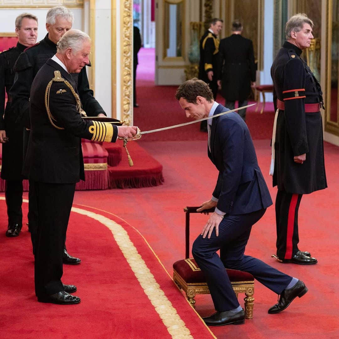 クラレンス邸さんのインスタグラム写真 - (クラレンス邸Instagram)「The Prince of Wales presided over an #Investiture ceremony at Buckingham Palace yesterday, recognising outstanding achievement and service to the UK. Congratulations to Sir Andy Murray, who was awarded a Knighthood from HRH. 🎾 . Author Sir Philip Pullman also received a Knighthood during the Investiture ceremony - Sir Philip wrote the ‘His Dark Materials’ series of books. 📚 . Karen Kaufman was awarded an #MBE for Services to Children and Families. Over the last 10 years, Karen has worked to improve the lives of young people and families through raising money for charity and providing advice on policy development. . Diana Parkinson co-founded the charity Birth Companions in 1996, which provides practical and emotional support to pregnant women and new mothers in prison. Diana was awarded an #MBE yesterday for her work. 📸 PA」5月17日 20時26分 - clarencehouse