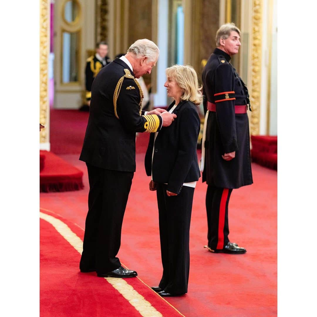 クラレンス邸さんのインスタグラム写真 - (クラレンス邸Instagram)「The Prince of Wales presided over an #Investiture ceremony at Buckingham Palace yesterday, recognising outstanding achievement and service to the UK. Congratulations to Sir Andy Murray, who was awarded a Knighthood from HRH. 🎾 . Author Sir Philip Pullman also received a Knighthood during the Investiture ceremony - Sir Philip wrote the ‘His Dark Materials’ series of books. 📚 . Karen Kaufman was awarded an #MBE for Services to Children and Families. Over the last 10 years, Karen has worked to improve the lives of young people and families through raising money for charity and providing advice on policy development. . Diana Parkinson co-founded the charity Birth Companions in 1996, which provides practical and emotional support to pregnant women and new mothers in prison. Diana was awarded an #MBE yesterday for her work. 📸 PA」5月17日 20時26分 - clarencehouse