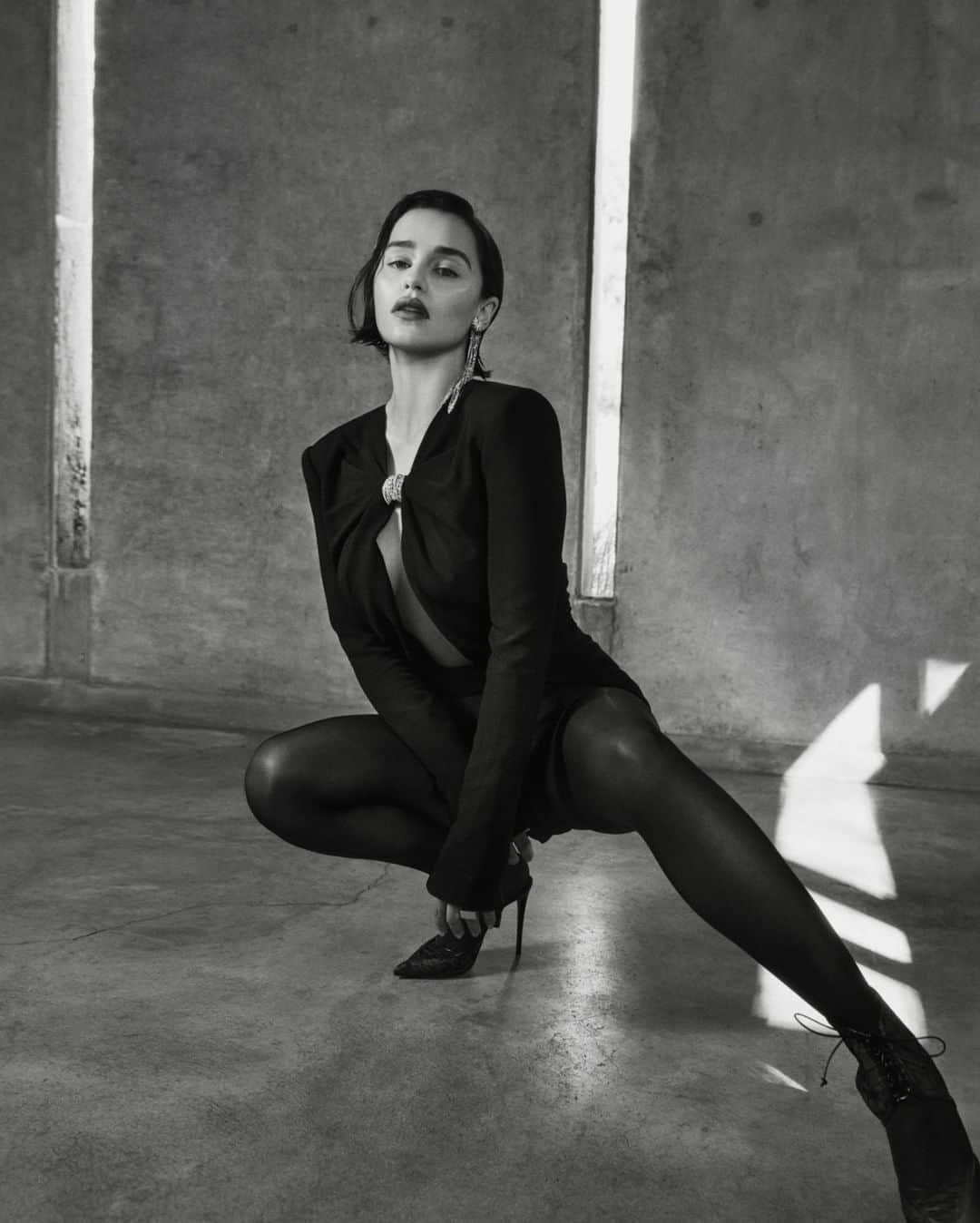 Flaunt Magazineさんのインスタグラム写真 - (Flaunt MagazineInstagram)「@Emilia_Clarke shot at architectural icon, The Schindler House. Wearing @YSL by @ANTHONYVACCARELLO bodysuit, @LOUBOUTINworld shoes, @WOLFORD tights, @TATIANAVERSTRAETEN earring, and @JENNIFERFISHERjewelry ring. Go to Flaunt.com to read to full interview with the #GameofThrones actor and preorder a copy (Link in bio)⠀⠀⠀⠀⠀⠀⠀⠀⠀ ⠀⠀⠀⠀⠀⠀⠀⠀⠀ Photographed by: @oliviamalone⠀⠀⠀⠀⠀⠀⠀⠀⠀ Styled by: @petraflannery⠀⠀⠀⠀⠀⠀⠀⠀⠀ Hair by: @andylecompte⠀⠀⠀⠀⠀⠀⠀⠀⠀ Makeup by: @jilliandempsey⠀⠀⠀⠀⠀⠀⠀⠀⠀ Manicure by: @jennahipp⠀⠀⠀⠀⠀⠀⠀⠀⠀ Locations: @makcenter ⠀⠀⠀⠀⠀⠀⠀⠀⠀ ⠀⠀⠀⠀⠀⠀⠀⠀⠀ Makeup by: PERFECT DIARY, @CHANEL.BEAUTY and @JILLIANDEMPSEY cosmetics.⠀⠀⠀⠀⠀⠀⠀⠀⠀ ⠀⠀⠀⠀⠀⠀⠀⠀⠀ #flaunt #flauntmagazine #emiliaclarke @hbo #hbo #gameofthrones @gameofthrones #forthethrone #daenerystargaryen #khaleesi #oliviamalone #petraflannery #andylecompte  #jilliandempsey #jennahipp」5月17日 11時30分 - flauntmagazine